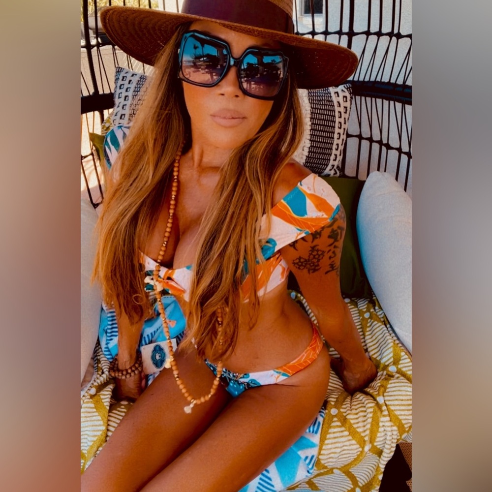 Tropical off the shoulder bikini Kiana Tom